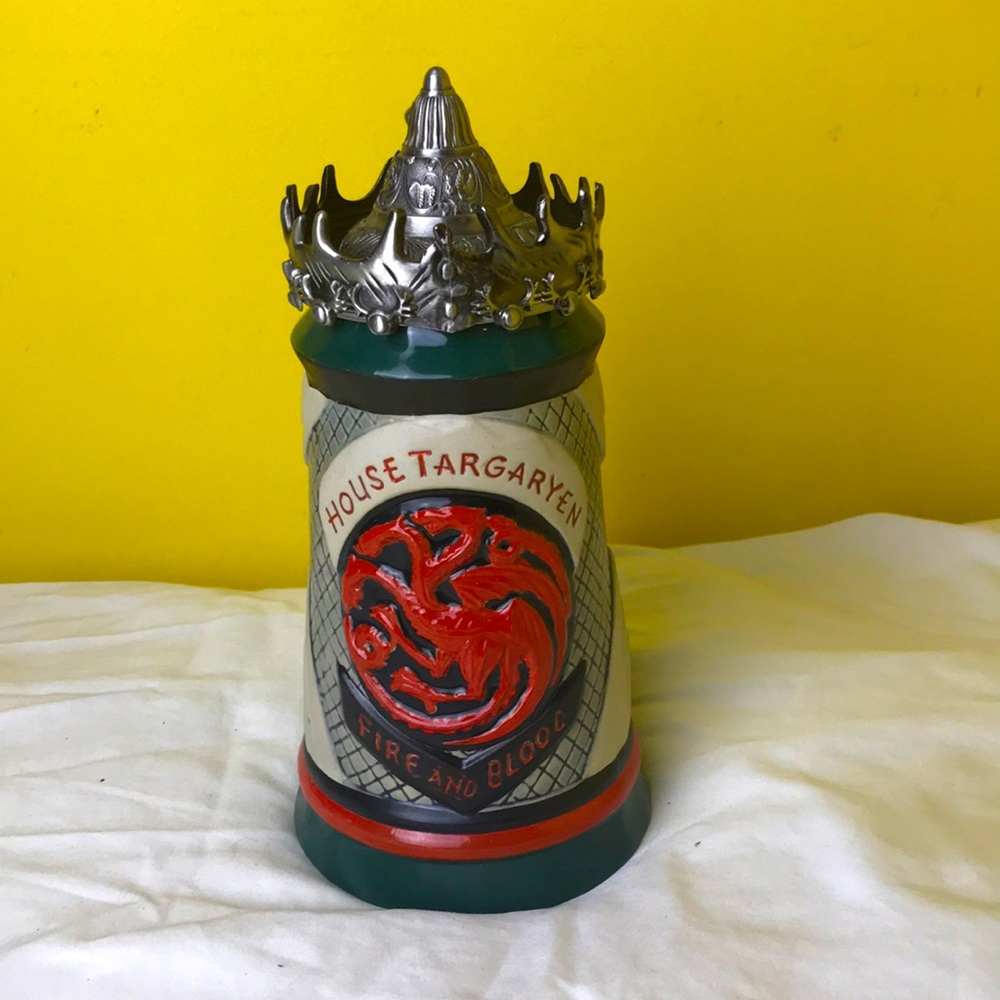 Games of throne House Targaryen Stein - 22 oz Ceramic Base with Pewter Baratheon